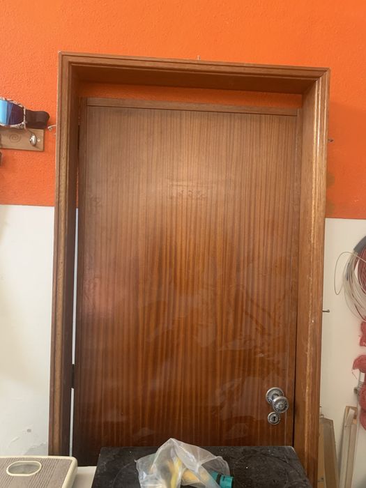 Porta esq mogno com aduelas