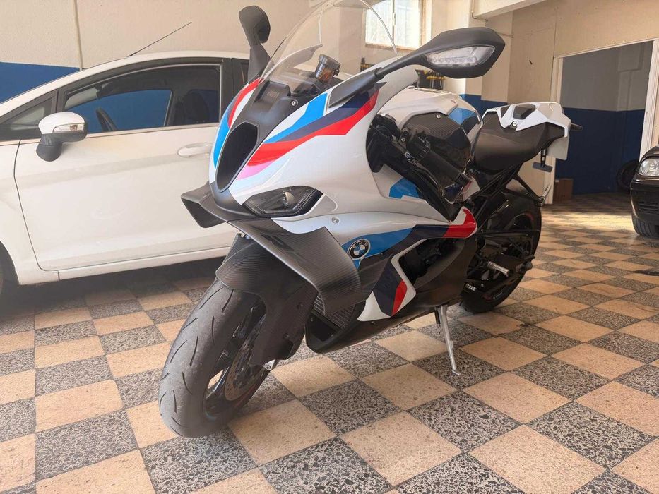 BMW M1000Rr imaculada