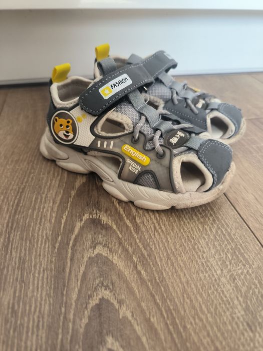 Продам босоніжки 25р