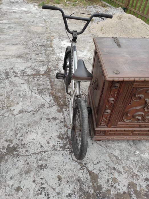 Bicicleta bmx preta.