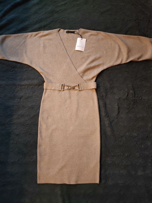 Beżowa sukienka z klamrą