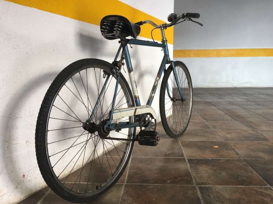 Bicicleta antiga reparada em excelente estado