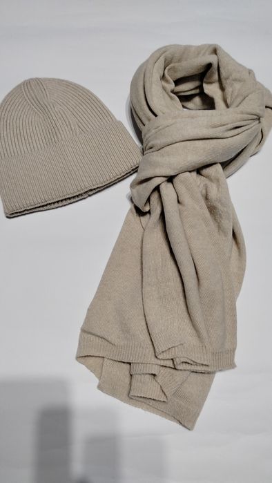 Piękny włoski damski komplet szalik czapka z kaszmiru w kolorze beżowy