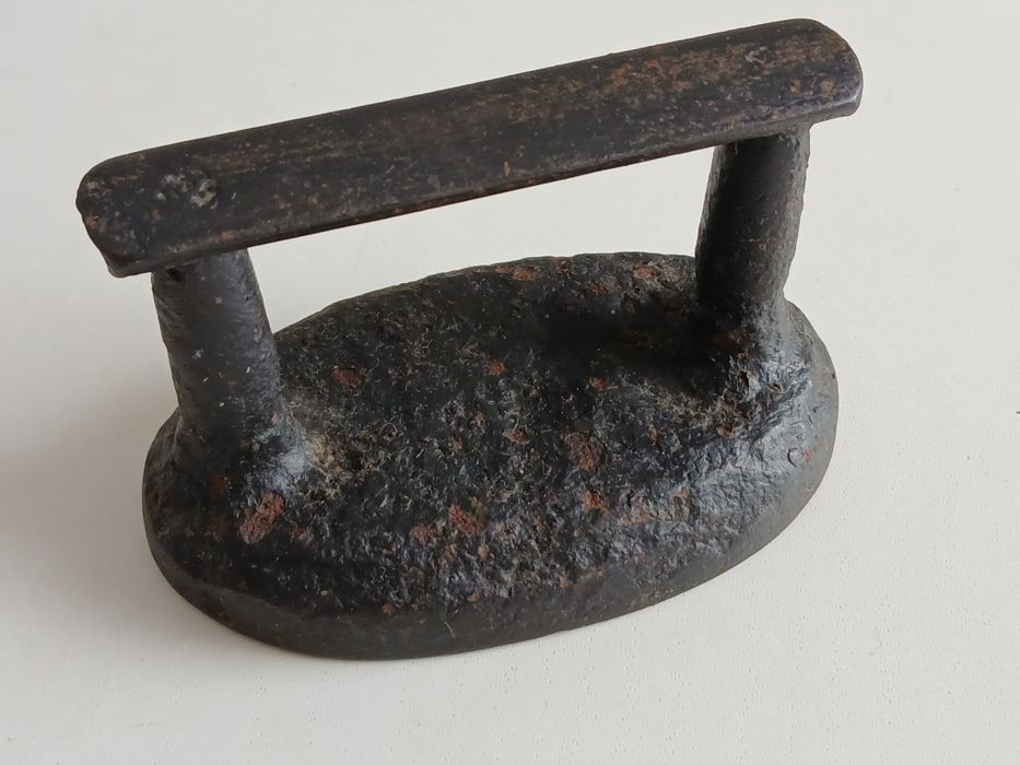 Ferro de engomar antigo