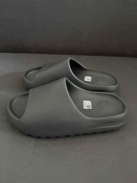 Buty Yeezy, czarne R.42