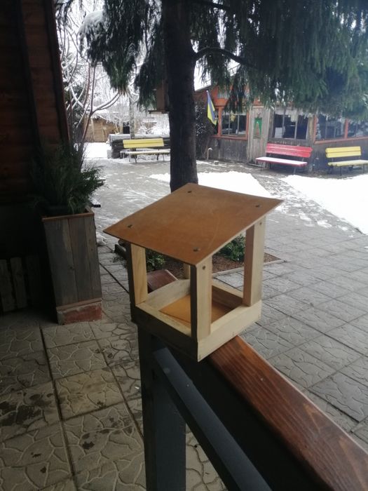 Годівниці для птахів і білочок