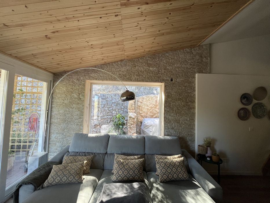 Sofá cama com chaise longue reversível e encosto reclinável