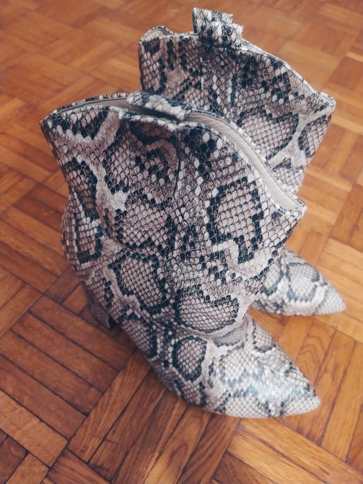 Beżowe botki kowbojki na obcasie