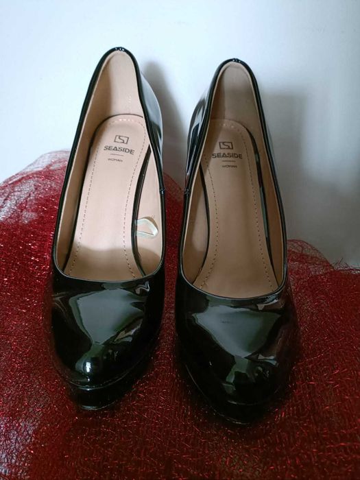 Sapatos de salto alto pretos de verniz
