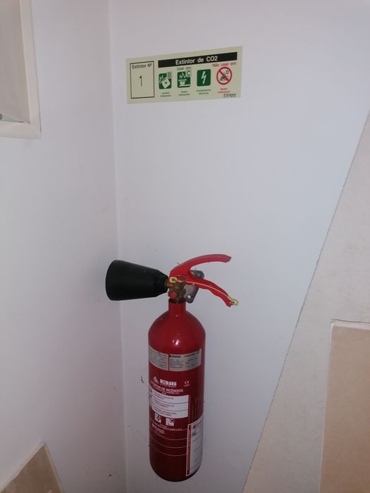2 Extintores de incêndio e 1 cx primeiros socorros, placas sinaletica