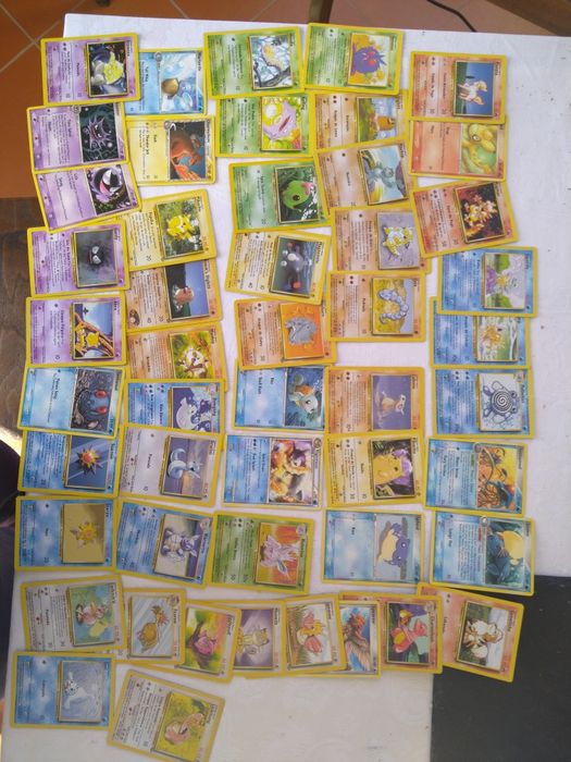 +/- 300 cartas Pokémon