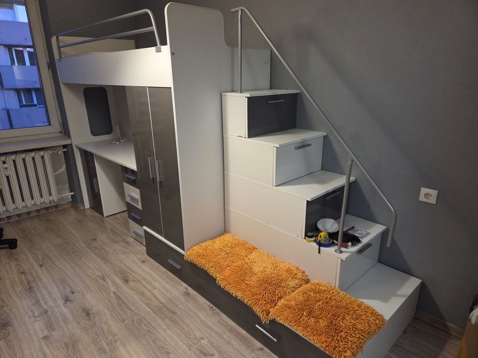 Łóżko piętrowe i meblościanka z biurkiem