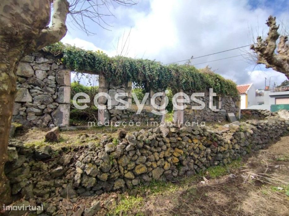 Moradia T3 para recuperar em São Bartolomeu de Regatos com Terreno