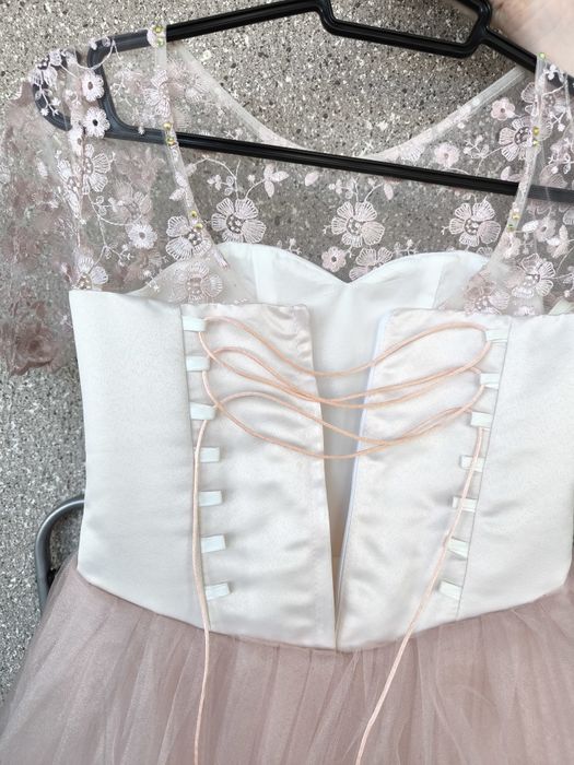 Продам сукню на дівчинку 5-6 років