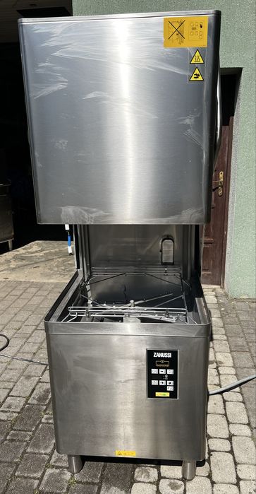 Zmywarko wyparzarka kapturowa Zanussi. Zmywarka gastronomiczna