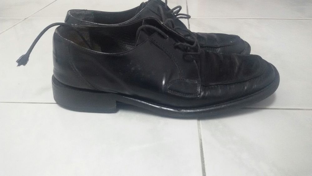 Vendo uns sapato de verniz em pele preto