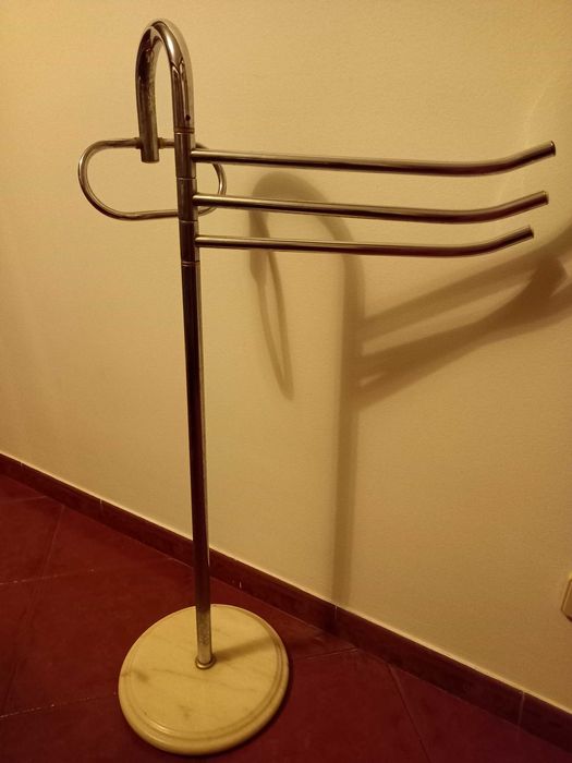 Toalheiro de pé com base em mármore