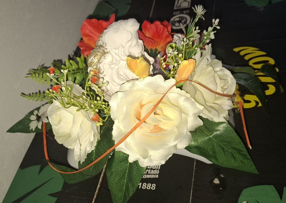 Śliczny stroik z aniołkiem, kompozycja nagrobna na cmentarz