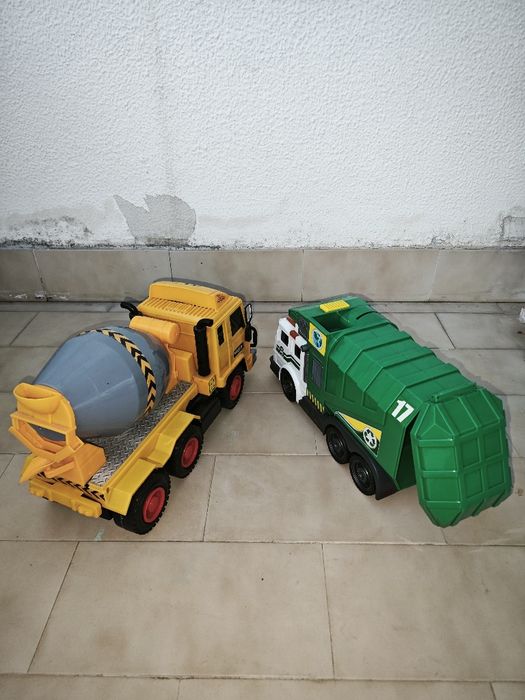 Camião do lixo reciclagem a pilhas e betoneira