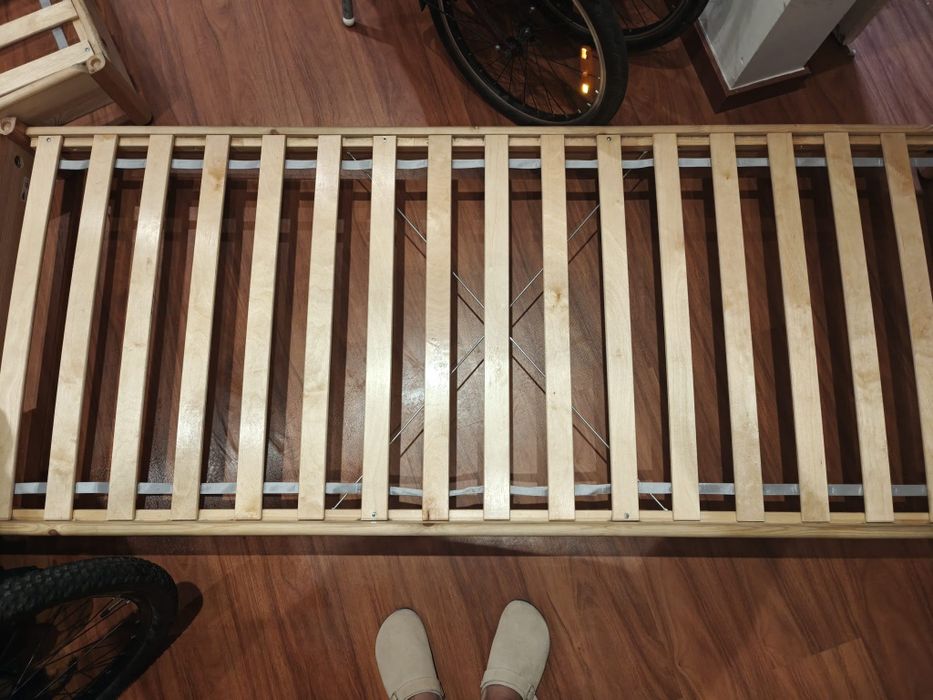 Duas camas de criança IKEA com colchões de espuma