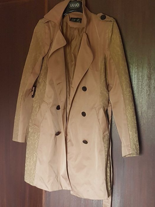 Vendo lindo casaco impermeável para todas as estações.