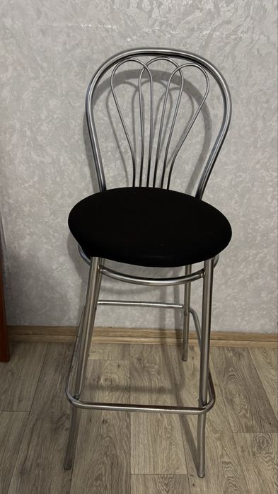 Барний стілець зі спинкою