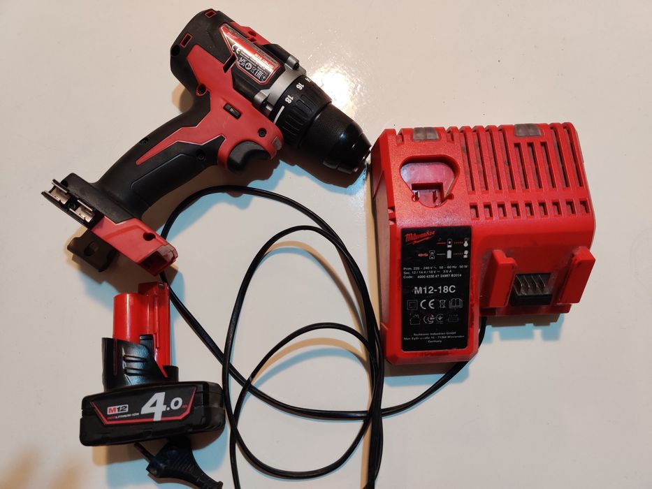 Milwaukee wkrętarka M18 CBLDD, ładowarka M12-18C, bateria M12 4 Ah