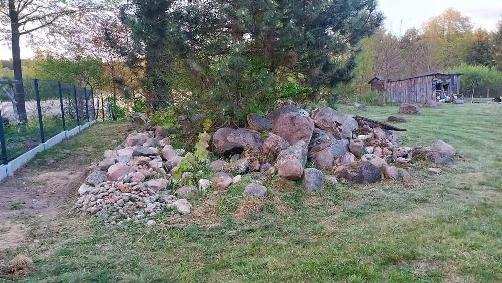 Kamienie, np. pod fundament