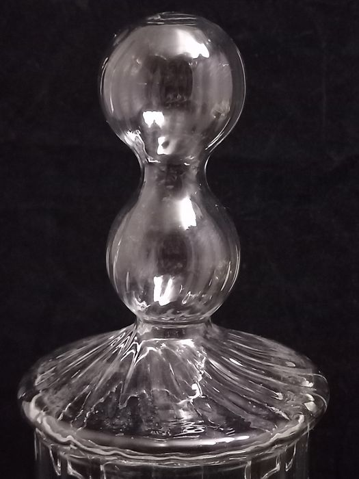 Bomboneira antiga em cristal muito fino