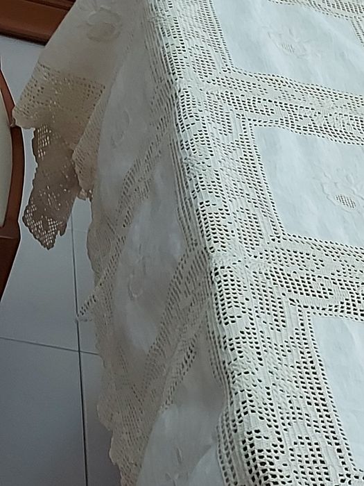 Grande toalha em linho e croché