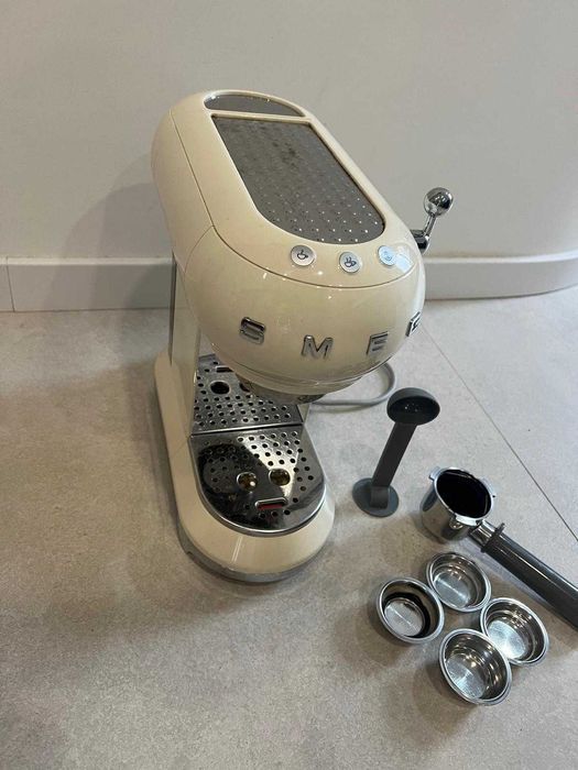Máquina de Café Manual SMEG Anni 50 + Moinho de café Bodum