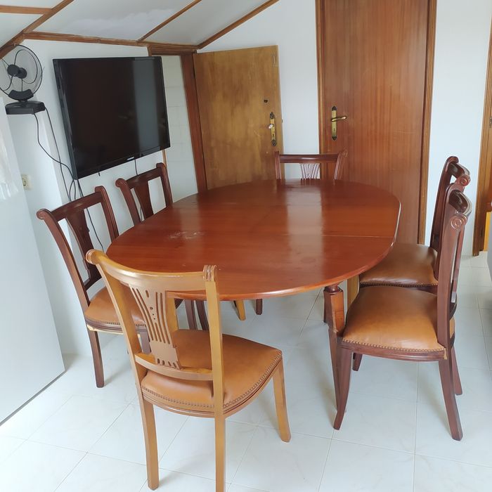 Mesa  em madeira maciça, tenho pouco espaço