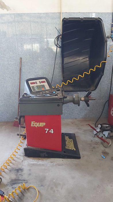 Maquina de montar e calibrar pneus