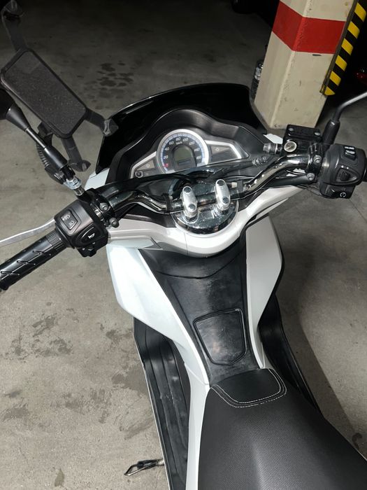Vendo Moto PCX 125 2018  em excelente estado .