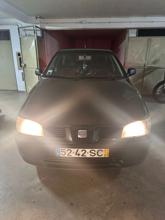 Vendo Ibiza 2001. 
Tem uma avaria na cai