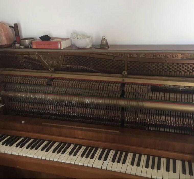 Piano acustico com 120 anos