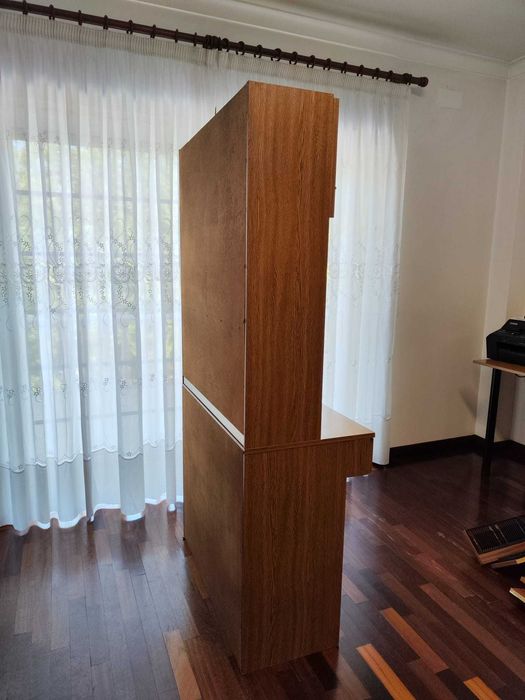 Secretária com arrumação