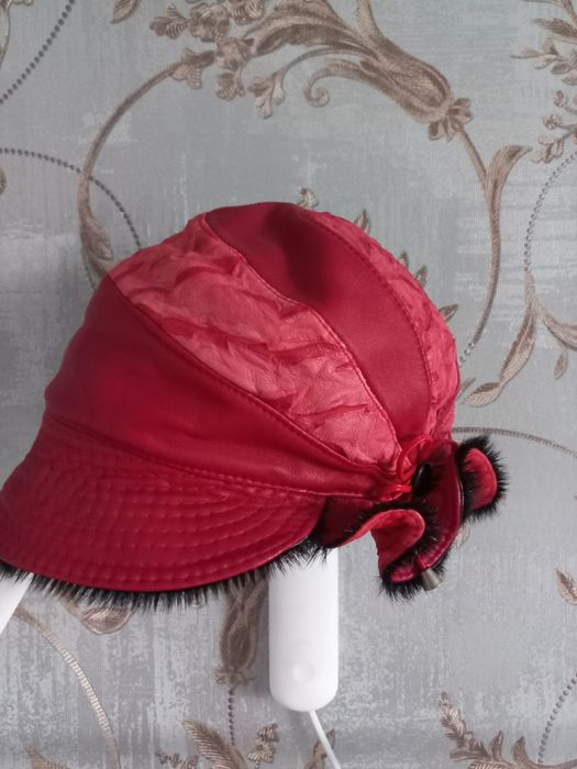 Шляпа кожа, красного цвета.