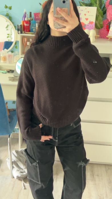 Czarny sweterek z golfem