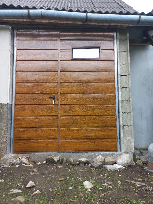 Brama garażowa do muru dwuskrzydłowa