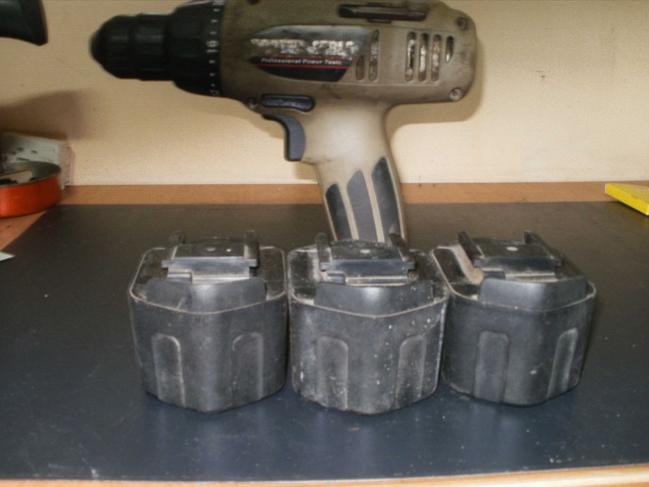 wiertarka Porter Cable pracujaca z trzema wyladowanymi bateriami 12v