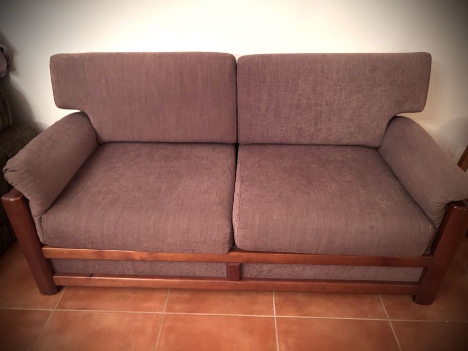 Sofá sala, copa, adega. Dois lugares. Almofadas das costas, amovíveis.
