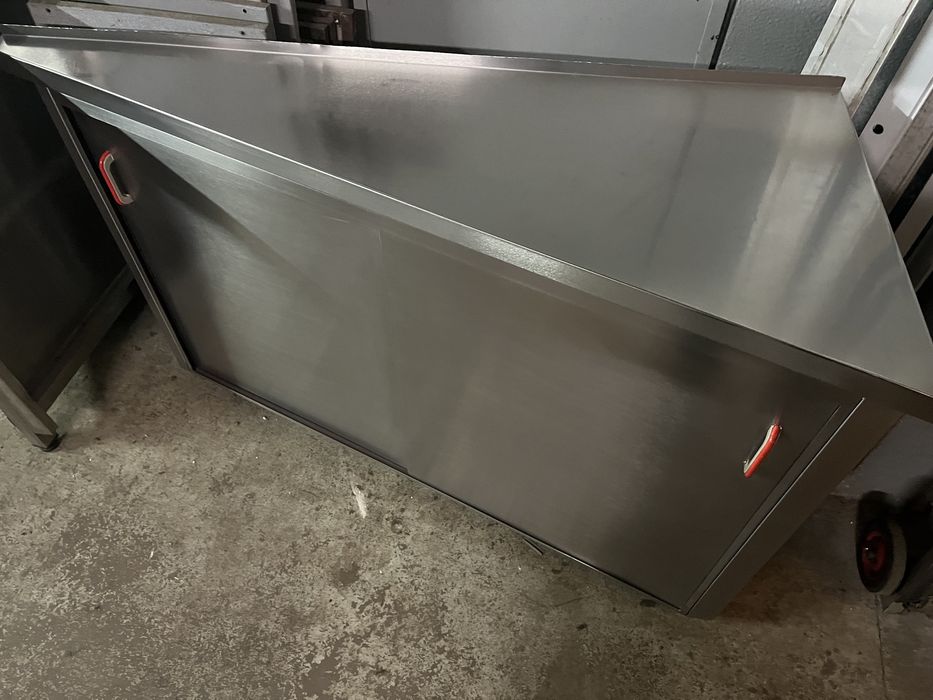 Escaparate em inox com portas