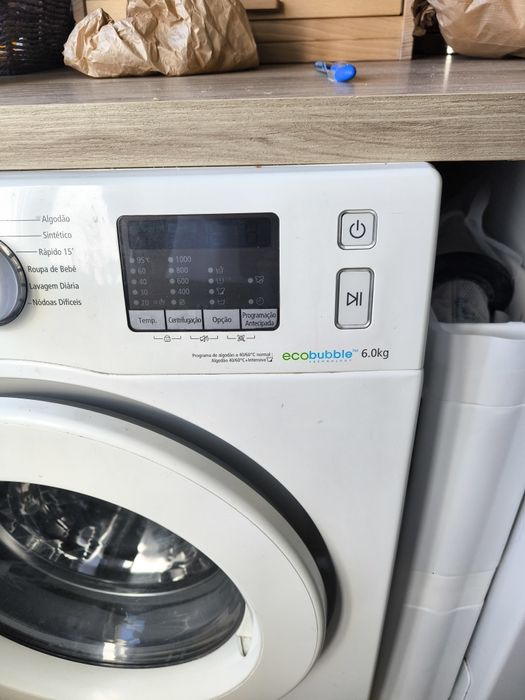 Máquina de lavar roupa Samsung EcoBubble 6kg — a funcionar sem problemas