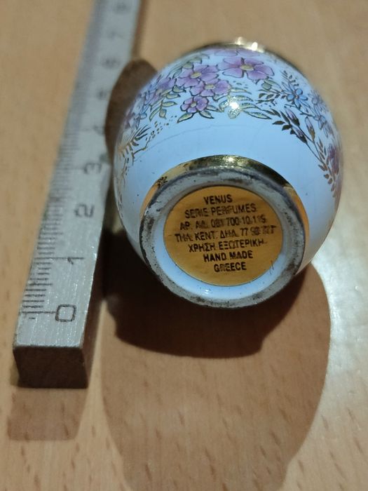 Conjunto de frascos de perfume vintage.