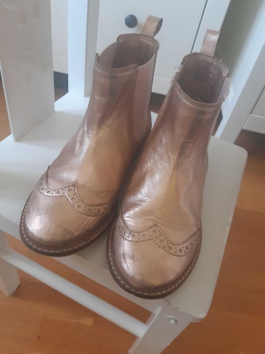 Botki dla dziewczynki w kolorze różowego złota.