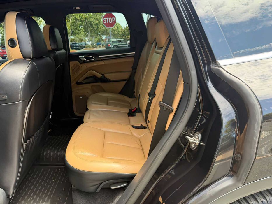 Porsche Cayenne Hybrid      2016