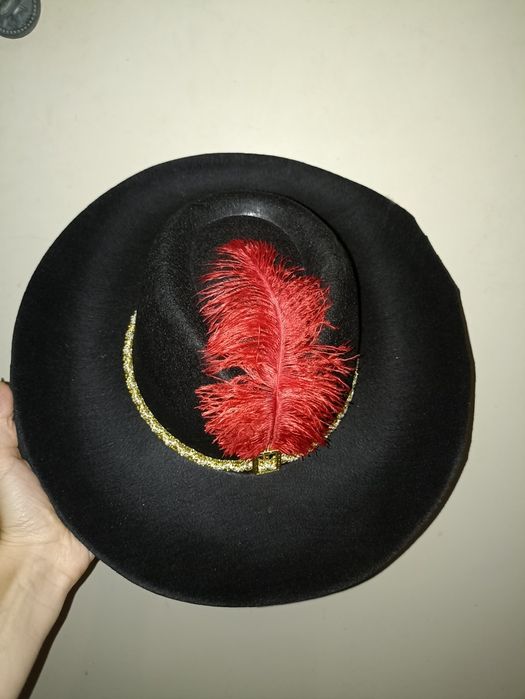 Капелюх шляпа мушкетера з пером чорна