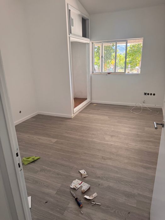 Alugar quarto em pequena quinta com área de lazer