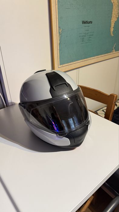 Kask model BMW System 6 Evo.